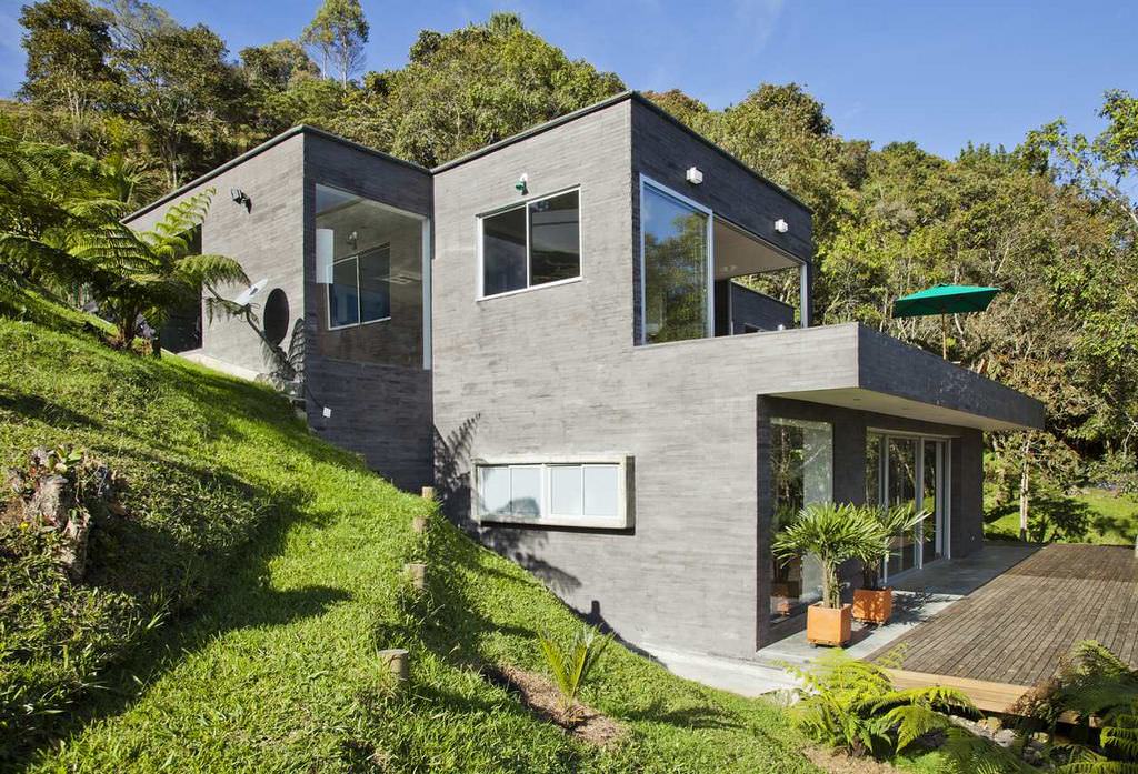 Как построить дом на участке с уклоном